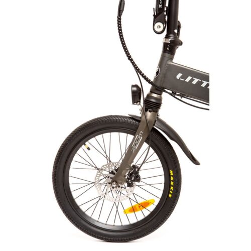 Littium IBIZA TITANIUM Das Elektrofahrrad Littium Ibiza Titanium wurde für die anspruchsvollsten Radfahrer entwickelt. Es ist wendig, einfach zusammenzufalten, robust und stabil und wurde als Antwort auf den aktuellen Bedarf an nachhaltiger Mobilität entworfen und entwickelt, um sich in der Stadt fortzubewegen. Die Merkmale, die es vom Ibiza Dogma unterscheiden, sind seine Titanfarbe, die neue Bremskonfiguration der Tektro Auriga E500, die die Bremsqualität erhöht und verbessert, und die Integration des OLED-Bildschirms, der die Unterstützung und den Datenempfang verbessert, ohne die Bremsen zu entfernen.