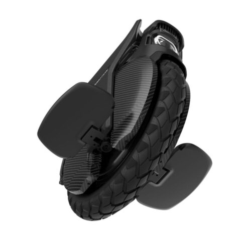 INMOTION V11 "Batch 4 latest version" Das V11 ist das bisher leistungsstärkste Modell von InMotion. Die Ingenieure haben die Höchstgeschwindigkeit auf 55 km/h erhöht, und das sind 15 km/h mehr als beim V10F. Das V11 wird mit einem CST-Reifen, 18" x 3", geliefert. Eine weit verbreitete Meinung über den CST 1488-Reifen ist, dass er eine ausgezeichnete Kontrolle und ein stabiles Verhalten auf normalen Straßen und im Gelände bietet. Natürlich trägt auch die innovative Pedalaufhängung zu einem sanfteren Fahrverhalten bei. Sie müssen Ihre Knie nicht mehr für eine längere Fahrt opfern und können jede Strecke fahren, ohne an Schlaglöcher oder unebenes Gelände zu denken. Das ist die Freiheit des Fahrens. Sie wollen offroad fahren - kein Problem! Der Pedalspielraum ist so groß, dass es Sie anfangs vielleicht sogar stresst. Es bringt definitiv ein anderes Gefühl mit sich, als wir es von älteren Modellen gewohnt sind.