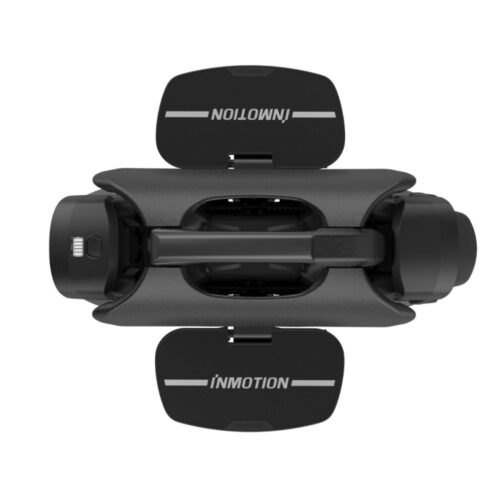 INMOTION V11 "Batch 4 latest version" Das V11 ist das bisher leistungsstärkste Modell von InMotion. Die Ingenieure haben die Höchstgeschwindigkeit auf 55 km/h erhöht, und das sind 15 km/h mehr als beim V10F. Das V11 wird mit einem CST-Reifen, 18" x 3", geliefert. Eine weit verbreitete Meinung über den CST 1488-Reifen ist, dass er eine ausgezeichnete Kontrolle und ein stabiles Verhalten auf normalen Straßen und im Gelände bietet. Natürlich trägt auch die innovative Pedalaufhängung zu einem sanfteren Fahrverhalten bei. Sie müssen Ihre Knie nicht mehr für eine längere Fahrt opfern und können jede Strecke fahren, ohne an Schlaglöcher oder unebenes Gelände zu denken. Das ist die Freiheit des Fahrens. Sie wollen offroad fahren - kein Problem! Der Pedalspielraum ist so groß, dass es Sie anfangs vielleicht sogar stresst. Es bringt definitiv ein anderes Gefühl mit sich, als wir es von älteren Modellen gewohnt sind.