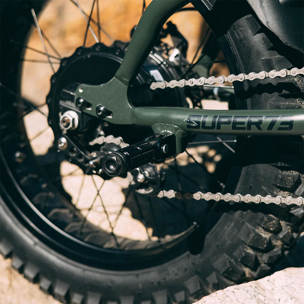 Klappbare Fußrasten für Elektrofahrräder und Fatbikes Klappbare Fußrasten für Elektrofahrräder und Fatbikes Diese faltbaren Fußrasten machen es einfach, jemanden auf Ihrem Super73, Knaap oder Doppio Fahrrad mitzunehmen. Sie schrauben die Stützen vor die vorgesehenen Löcher in Ihrem Rahmen und sind sofort einsatzbereit.