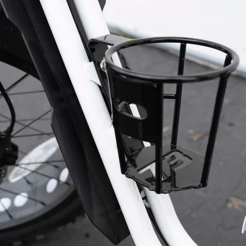 Super73 Cup Holder Dieser SUPER73 Cup Holder kann an jedes Modell der Super73-Reihe montiert werden! Von Kaffee bis Big Gulps, dieses Ding hält Becher. Obere Öffnung: 3,7"/ Breite: 2,9"/ Höhe: 4,2 in" Breite einschließlich Griff: 5.5" Kompatibilität: Alle Fahrräder. Befestigungsmaterial im Lieferumfang enthalten.