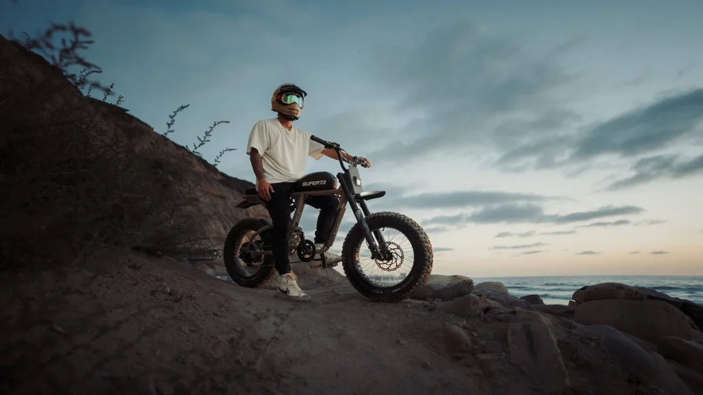 SUPER73-S2 FLANNEL GREEN Das S2 ist ein Hochleistungs-Elektromotorrad für den urbanen Abenteurer. Es besteht aus einem Rahmen aus einer Flugzeug-Aluminiumlegierung und einer voll einstellbaren Luftfedergabel. RIDING MODES: 4 PAS MODES AND 4 SPEED LEVELS BATTERY RANGE: 64-120 KM MOTOR: 250W EPAC SUSPENSION: FRONT ONLY REAR RIGID