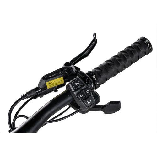 Nami Klima Etwas kleiner und wendiger und dennoch mit zwei leistungsstarken 1000 Watt Motoren ausgestattet, begleitet er dich im Alltag überall hin. Mit einer geringeren maximalen Höchstgeschwindigkeit von 65km/h ist er zwar etwas langsamer als seine Geschwister jedoch steht er ihnen in Sachen Beschleunigung um nichts nach. Geschwindigkeit: 65 km/h Reichweite: 85 km