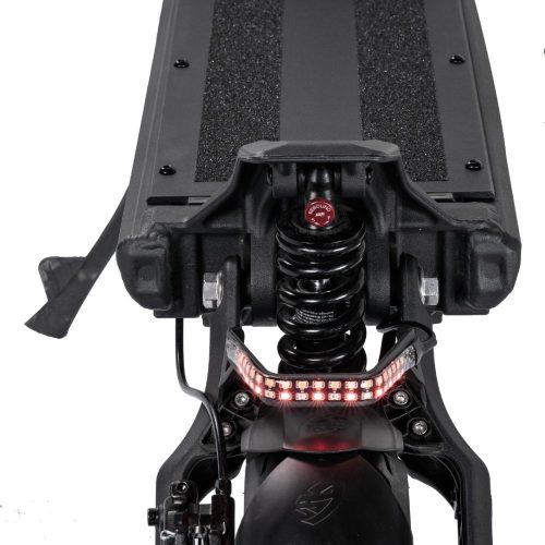 Nami Klima Etwas kleiner und wendiger und dennoch mit zwei leistungsstarken 1000 Watt Motoren ausgestattet, begleitet er dich im Alltag überall hin. Mit einer geringeren maximalen Höchstgeschwindigkeit von 65km/h ist er zwar etwas langsamer als seine Geschwister jedoch steht er ihnen in Sachen Beschleunigung um nichts nach. Geschwindigkeit: 65 km/h Reichweite: 85 km