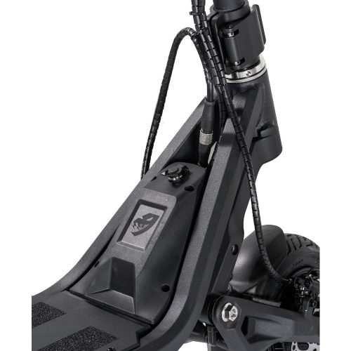 Nami Klima Etwas kleiner und wendiger und dennoch mit zwei leistungsstarken 1000 Watt Motoren ausgestattet, begleitet er dich im Alltag überall hin. Mit einer geringeren maximalen Höchstgeschwindigkeit von 65km/h ist er zwar etwas langsamer als seine Geschwister jedoch steht er ihnen in Sachen Beschleunigung um nichts nach. Geschwindigkeit: 65 km/h Reichweite: 85 km