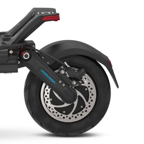 Dualtron Thunder 3 (EY4) 72V 40Ah LG Der Dualtron Thunder 3 Elektroroller ist eines der neuesten Angebote von Dualtron und baut auf dem soliden Fundament der berühmten Dualtron Thunder Line (Thunder 1, Thunder 2) auf. Mit einer Vielzahl von Verbesserungen und neuen Funktionen ist der Thunder 3 besser ausgestattet als seine Vorgänger, um die Herausforderungen des modernen Verkehrs zu meistern. Beginnen wir mit den wichtigsten Verbesserungen wie leistungsstarke Scheinwerfer, ein fortschrittlicheres, wasserdichtes TFT-Display und ein viel besseres Federungssystem. Außerdem wurde die Batterie aufgerüstet und kann nun eine Reichweite von bis zu 705 km bieten. Der Motor wurde ebenfalls überarbeitet und die Max 5400W*2 BLDC HUB Motoren können nun bis zu 100km/h erreichen (25km/h standardmäßig). Geschwindigkeit: 100 km/h Reichweite: 170 km