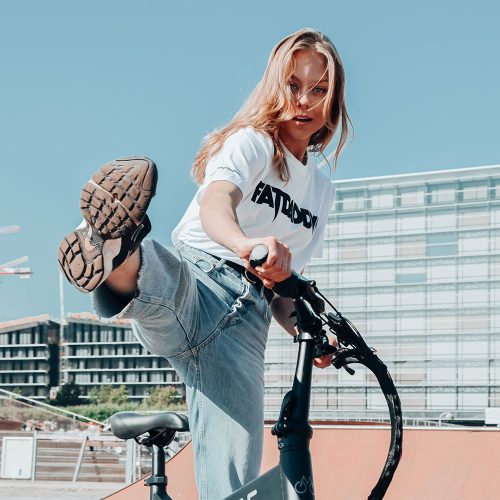 Fatdaddy T-Shirt Weiß Kultige, robuste Fahrzeuge hätten ein passendes T-Shirt verdient, also hier ist es. Von jemandem in einer Druckerei von Hand im Siebdruckverfahren gedruckt. Das T-Shirt ist ein pechschwarzes, normal sitzendes T-Shirt, das zu 100 % aus Stoff besteht, den man tragen kann. Zeigen Sie Ihre Liebe zur Marke Fatdaddy und den Produkten, die wir führen, indem Sie Ihr eigenes Fatdaddy-Shirt tragen. Erhältlich in den Größen Medium, Large und Extra Large (XL).