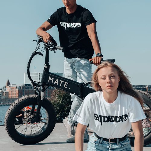 Fatdaddy T-Shirt Weiß Kultige, robuste Fahrzeuge hätten ein passendes T-Shirt verdient, also hier ist es. Von jemandem in einer Druckerei von Hand im Siebdruckverfahren gedruckt. Das T-Shirt ist ein pechschwarzes, normal sitzendes T-Shirt, das zu 100 % aus Stoff besteht, den man tragen kann. Zeigen Sie Ihre Liebe zur Marke Fatdaddy und den Produkten, die wir führen, indem Sie Ihr eigenes Fatdaddy-Shirt tragen. Erhältlich in den Größen Medium, Large und Extra Large (XL).