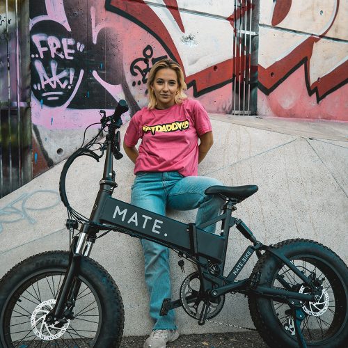 Fatdaddy T-Shirt Rosa/Gelb Fatdaddy T-Shirt Rosa/Gelb Kultige, robuste Fahrzeuge hätten ein passendes T-Shirt verdient, also hier ist es. Von jemandem in einer Druckerei von Hand im Siebdruckverfahren gedruckt. Das T-Shirt ist ein pechschwarzes, normal sitzendes T-Shirt, das zu 100 % aus Stoff besteht, den man tragen kann. Zeigen Sie Ihre Liebe zur Marke Fatdaddy und den Produkten, die wir führen, indem Sie Ihr eigenes Fatdaddy-Shirt tragen. Erhältlich in den Größen Medium, Large und Extra Large (XL).