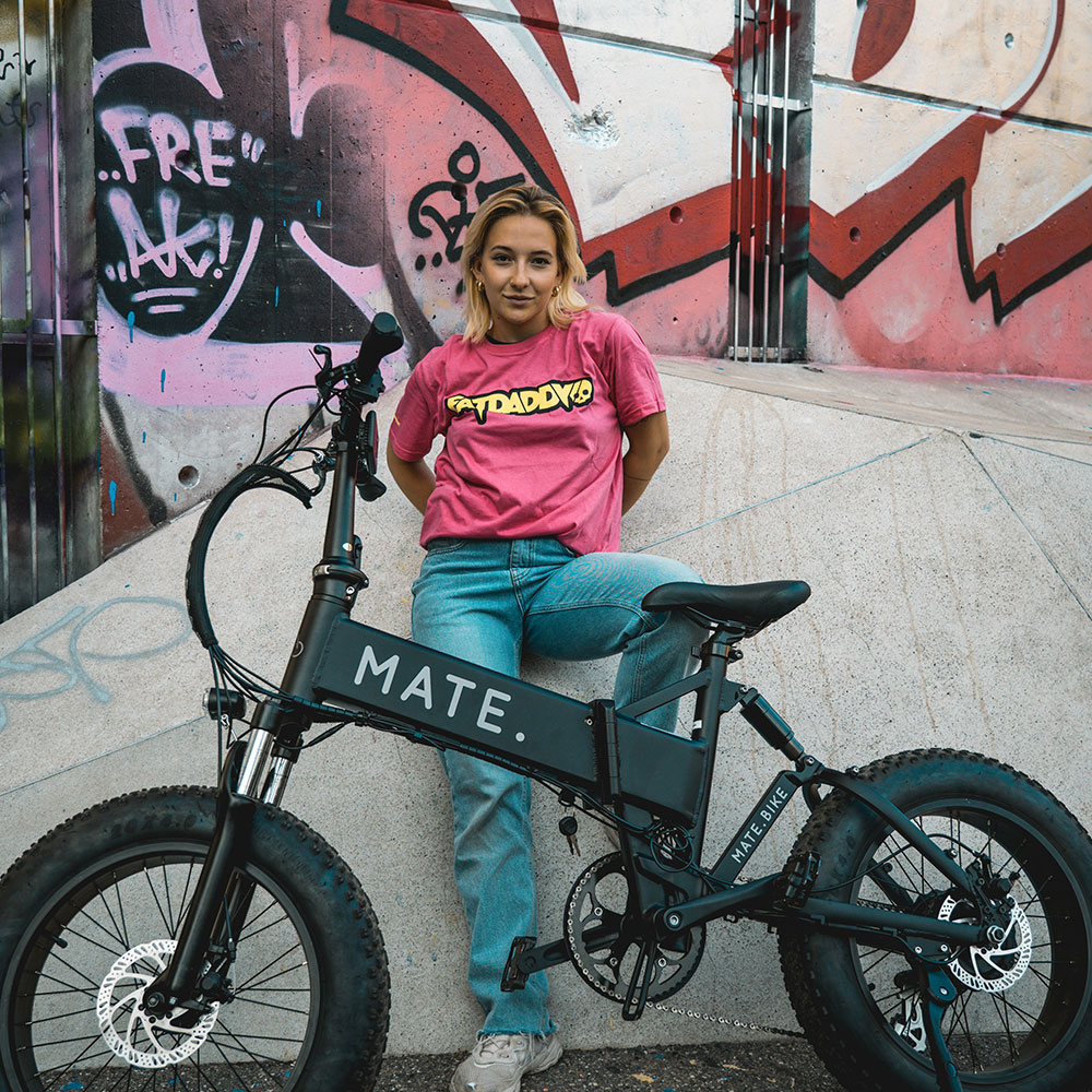 Fatdaddy T-Shirt Rosa/Gelb Fatdaddy T-Shirt Rosa/Gelb Kultige, robuste Fahrzeuge hätten ein passendes T-Shirt verdient, also hier ist es. Von jemandem in einer Druckerei von Hand im Siebdruckverfahren gedruckt. Das T-Shirt ist ein pechschwarzes, normal sitzendes T-Shirt, das zu 100 % aus Stoff besteht, den man tragen kann. Zeigen Sie Ihre Liebe zur Marke Fatdaddy und den Produkten, die wir führen, indem Sie Ihr eigenes Fatdaddy-Shirt tragen. Erhältlich in den Größen Medium, Large und Extra Large (XL).