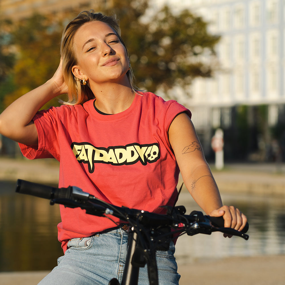 Fatdaddy T-Shirt Rosa/Gelb Fatdaddy T-Shirt Rosa/Gelb Kultige, robuste Fahrzeuge hätten ein passendes T-Shirt verdient, also hier ist es. Von jemandem in einer Druckerei von Hand im Siebdruckverfahren gedruckt. Das T-Shirt ist ein pechschwarzes, normal sitzendes T-Shirt, das zu 100 % aus Stoff besteht, den man tragen kann. Zeigen Sie Ihre Liebe zur Marke Fatdaddy und den Produkten, die wir führen, indem Sie Ihr eigenes Fatdaddy-Shirt tragen. Erhältlich in den Größen Medium, Large und Extra Large (XL).