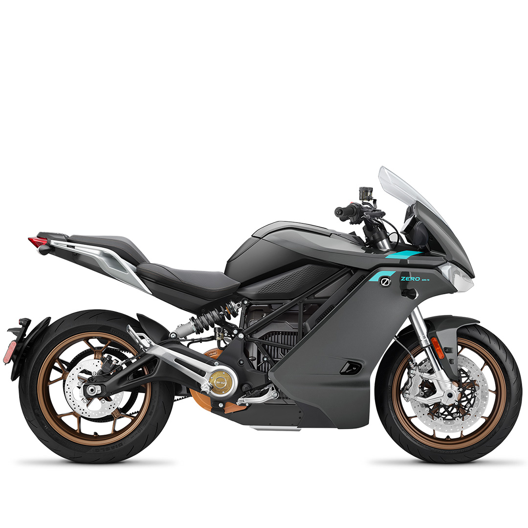 Zero SR/S Zero SR/S Das Aussehen der SR/S ist von der modernen Raumfahrt inspiriert und hat seinen Ursprung in der aerodynamischen Verkleidung. Wie alles andere bei Zero Motorcycles hat die Funktion Vorrang vor der Form. Wenn Sie sich im Cockpit nach vorne lehnen und hinter die Verkleidung kriechen, belohnt Sie die SR/S mit einer 13 % höheren Effizienz und Reichweite auf der Autobahn im Vergleich zu ihrem preisgekrönten Bruder, der SR/F. Setzen Sie sich aufrecht hin und Sie werden eine entspanntere Fahrposition entdecken, die sich genauso gut anfühlt wie sie aussieht. Wie die SR/F und die SR ist die SR/S mit dem branchenführenden Cypher III+ Steuersystem ausgestattet, das alle Subsysteme des Motorrads steuert und so ein nahtloses und transformatives Fahrerlebnis ermöglicht. Außerdem bietet es Zugang zum Cypher Store, in dem Upgrades für die SR/S mit einem Fingertipp erhältlich sind. Die Z-Force 17,3 kWh Lithium-Ionen-Batterie verleiht der Zero Motorcycles SR/S eine maximale Reichweite von 301 Kilometern. Der Z-Force 75-10 Motor liefert 190 Nm Drehmoment und 110 PS, wodurch die SR/S mühelos eine Höchstgeschwindigkeit von 200 km/h erreicht.