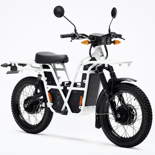 UBCO 2X2 Adventure Bike - Weiß Ob auf der Straße oder im Gelände, dieses Elektromotorrad ist leicht und lässt sich daher problemlos in einem Transporter, LKW oder Wohnmobil transportieren. Der UBCO 2X2 Adventure erzeugt weniger als 75 dB und hat eine Reichweite von bis zu 120 km, genug für stundenlangen Fahrspaß. Mit einem Gesamttraggewicht von 150 kg können Sie problemlos alles mitnehmen. Höchstgeschwindigkeit 45 km/h | 28mph Gewicht inkl. Ladegerät 66-71kg | 145–156 lb Reichweite 70–120 km | 43-75 Meilen