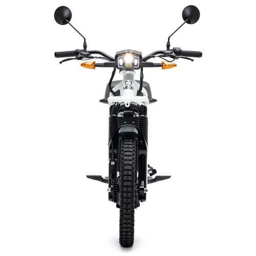 UBCO 2X2 Adventure Bike - Weiß Ob auf der Straße oder im Gelände, dieses Elektromotorrad ist leicht und lässt sich daher problemlos in einem Transporter, LKW oder Wohnmobil transportieren. Der UBCO 2X2 Adventure erzeugt weniger als 75 dB und hat eine Reichweite von bis zu 120 km, genug für stundenlangen Fahrspaß. Mit einem Gesamttraggewicht von 150 kg können Sie problemlos alles mitnehmen. Höchstgeschwindigkeit 45 km/h | 28mph Gewicht inkl. Ladegerät 66-71kg | 145–156 lb Reichweite 70–120 km | 43-75 Meilen