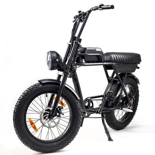 AGM GT250 Schwarz Das AGM 250 Fat Bike ist ein elektrisches Fatbike mit stabilem, solidem Rohrrahmen und extrem fetten Reifen. Die Reifen sorgen dafür, dass Sie auf jedem Gelände einen beispiellosen Grip haben. Das AGM Fat Bike hat einen Retro-Look, der durch den Sattel und die bequeme Sitzposition unterstrichen wird. Der 250-W-Motor sorgt dafür, dass Sie mit 25 km/h über den Radweg rasen, ohne ins Schwitzen zu geraten. Sie benötigen keine Versicherung, keinen Führerschein oder ein Mindestalter, um dieses Fahrrad zu fahren.