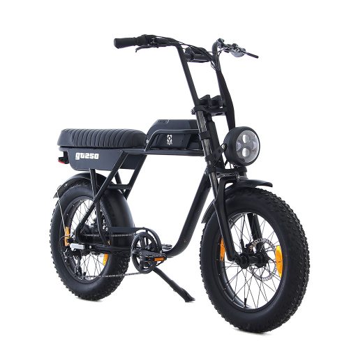 AGM GT250 Schwarz Das AGM 250 Fat Bike ist ein elektrisches Fatbike mit stabilem, solidem Rohrrahmen und extrem fetten Reifen. Die Reifen sorgen dafür, dass Sie auf jedem Gelände einen beispiellosen Grip haben. Das AGM Fat Bike hat einen Retro-Look, der durch den Sattel und die bequeme Sitzposition unterstrichen wird. Der 250-W-Motor sorgt dafür, dass Sie mit 25 km/h über den Radweg rasen, ohne ins Schwitzen zu geraten. Sie benötigen keine Versicherung, keinen Führerschein oder ein Mindestalter, um dieses Fahrrad zu fahren.