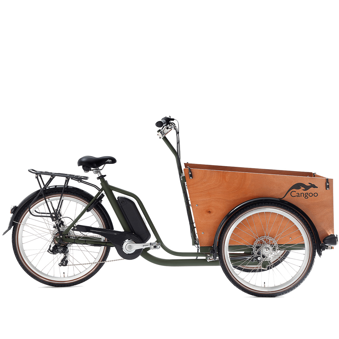 Cangoo Easy-E Cangoo Easy-E Das Cangoo Easy-E ist ein besonderes Cargo-Bike mit 3 Rädern und einem modernen Design. Das Fahrrad hat eine geräumige Ladebox mit einer Tür. Das macht das Einsteigen für jedes Kind oder jeden Vierbeiner einfach. Mit der Shimano Tourney 6-Gang-Schaltung und dem leistungsstarken Motor im Hinterrad flitzen Sie mühelos über das schwierigste Gelände, selbst bei Gegenwind. Darüber hinaus bleibt alles in der Box unter der kostenlos mitgelieferten Regenabdeckung trocken. Die Abdeckung für Ihre Tonne ist ebenfalls im Lieferumfang enthalten. Und dank des stabilen Stahlrahmens, der speziellen Schwerlastspeichen, der praktischen Feststellbremse und der Sicherheitsgurte in der Ladebox ist die Sicherheit des Cangoo Easy mehr als gut.