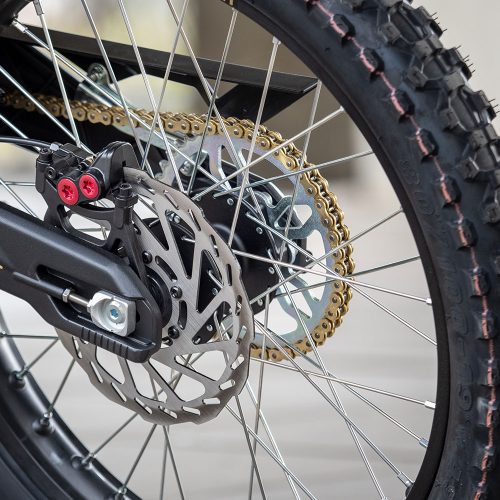 Talaria Sting MX Die Talaria Sting ist das ultimative Motorrad für den Adrenalin-Junkie. Mit einem leistungsstarken Motor und einem besonderen Design lässt der Talaria Sting die Konkurrenz (im wahrsten Sinne des Wortes) weit hinter sich. Kurz gesagt: Wenn Sie auf der Suche nach einem Motorrad sind, das Geschwindigkeit, Leistung und Stil vereint, ist das Talaria Sting die perfekte Wahl für Sie. Lassen Sie das Adrenalin fließen und erleben Sie das ultimative Fahrerlebnis mit dem Talaria Sting.