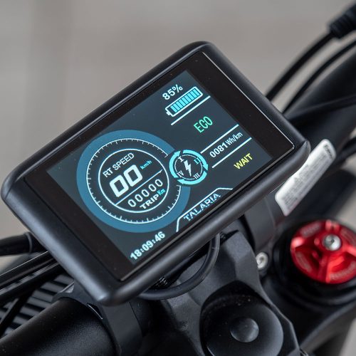 Talaria Sting MX Die Talaria Sting ist das ultimative Motorrad für den Adrenalin-Junkie. Mit einem leistungsstarken Motor und einem besonderen Design lässt der Talaria Sting die Konkurrenz (im wahrsten Sinne des Wortes) weit hinter sich. Kurz gesagt: Wenn Sie auf der Suche nach einem Motorrad sind, das Geschwindigkeit, Leistung und Stil vereint, ist das Talaria Sting die perfekte Wahl für Sie. Lassen Sie das Adrenalin fließen und erleben Sie das ultimative Fahrerlebnis mit dem Talaria Sting.