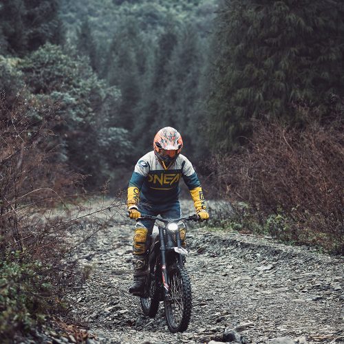 Talaria Sting MX Die Talaria Sting ist das ultimative Motorrad für den Adrenalin-Junkie. Mit einem leistungsstarken Motor und einem besonderen Design lässt der Talaria Sting die Konkurrenz (im wahrsten Sinne des Wortes) weit hinter sich. Kurz gesagt: Wenn Sie auf der Suche nach einem Motorrad sind, das Geschwindigkeit, Leistung und Stil vereint, ist das Talaria Sting die perfekte Wahl für Sie. Lassen Sie das Adrenalin fließen und erleben Sie das ultimative Fahrerlebnis mit dem Talaria Sting.