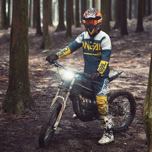 Talaria Sting MX Die Talaria Sting ist das ultimative Motorrad für den Adrenalin-Junkie. Mit einem leistungsstarken Motor und einem besonderen Design lässt der Talaria Sting die Konkurrenz (im wahrsten Sinne des Wortes) weit hinter sich. Kurz gesagt: Wenn Sie auf der Suche nach einem Motorrad sind, das Geschwindigkeit, Leistung und Stil vereint, ist das Talaria Sting die perfekte Wahl für Sie. Lassen Sie das Adrenalin fließen und erleben Sie das ultimative Fahrerlebnis mit dem Talaria Sting.