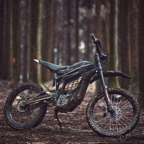 Talaria Sting MX Die Talaria Sting ist das ultimative Motorrad für den Adrenalin-Junkie. Mit einem leistungsstarken Motor und einem besonderen Design lässt der Talaria Sting die Konkurrenz (im wahrsten Sinne des Wortes) weit hinter sich. Kurz gesagt: Wenn Sie auf der Suche nach einem Motorrad sind, das Geschwindigkeit, Leistung und Stil vereint, ist das Talaria Sting die perfekte Wahl für Sie. Lassen Sie das Adrenalin fließen und erleben Sie das ultimative Fahrerlebnis mit dem Talaria Sting.