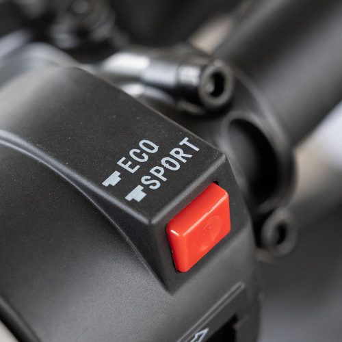 Talaria Sting MX Die Talaria Sting ist das ultimative Motorrad für den Adrenalin-Junkie. Mit einem leistungsstarken Motor und einem besonderen Design lässt der Talaria Sting die Konkurrenz (im wahrsten Sinne des Wortes) weit hinter sich. Kurz gesagt: Wenn Sie auf der Suche nach einem Motorrad sind, das Geschwindigkeit, Leistung und Stil vereint, ist das Talaria Sting die perfekte Wahl für Sie. Lassen Sie das Adrenalin fließen und erleben Sie das ultimative Fahrerlebnis mit dem Talaria Sting.