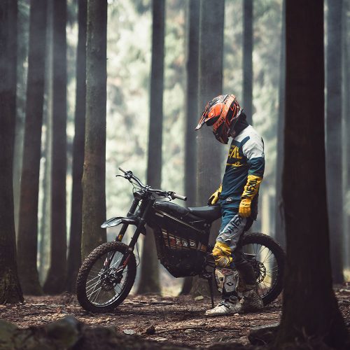 Talaria Sting MX Die Talaria Sting ist das ultimative Motorrad für den Adrenalin-Junkie. Mit einem leistungsstarken Motor und einem besonderen Design lässt der Talaria Sting die Konkurrenz (im wahrsten Sinne des Wortes) weit hinter sich. Kurz gesagt: Wenn Sie auf der Suche nach einem Motorrad sind, das Geschwindigkeit, Leistung und Stil vereint, ist das Talaria Sting die perfekte Wahl für Sie. Lassen Sie das Adrenalin fließen und erleben Sie das ultimative Fahrerlebnis mit dem Talaria Sting.