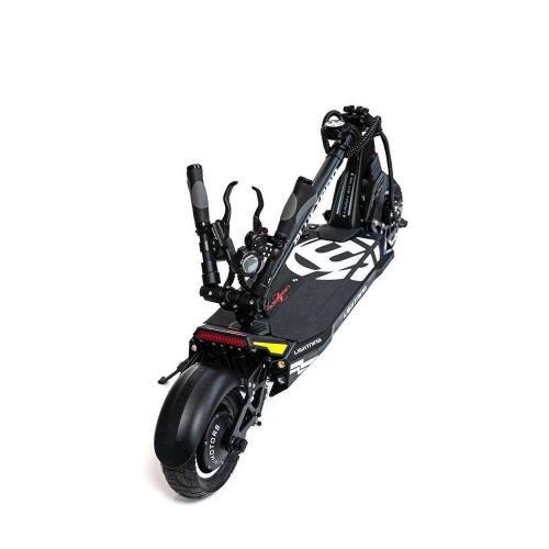 BLUETRAN LIGHTNING BLUETRAN LIGHTNING von Dualtron ist mit zwei bürstenlosen Direktantriebsmotoren (HUB) ausgestattet, die eine Gesamtleistung von 5040 W liefern, genug, um Sie auf eine Höchstgeschwindigkeit von 90 km/h** zu bringen. Selbstverständlich empfehlen wir unseren Kunden,   beim Fahren mit unseren Elektrorollern bei hohen Geschwindigkeiten eine vollständige Schutzausrüstung zu tragen. Was die Reichweite des BLUETRAN LIGHTNING betrifft, so kann der Roller mit der höchsten Batteriekonfiguration Distanzen von bis zu 150 km zurücklegen; Die höchste Batteriekonfiguration ist die 72V35Ah LG. LG-Zellen gehören zu den besten Zellen auf dem Markt und sollten eine lange Lebensdauer haben. Der BLUETRAN LIGHTNING von Dualtron ist mit zwei Ladeanschlüssen ausgestattet. Sie können die 35-Ah-Version mit dem Standardladegerät in etwa 25 Stunden aufladen oder das Schnellladegerät für nur 7 Stunden Ladezeit anschließen.