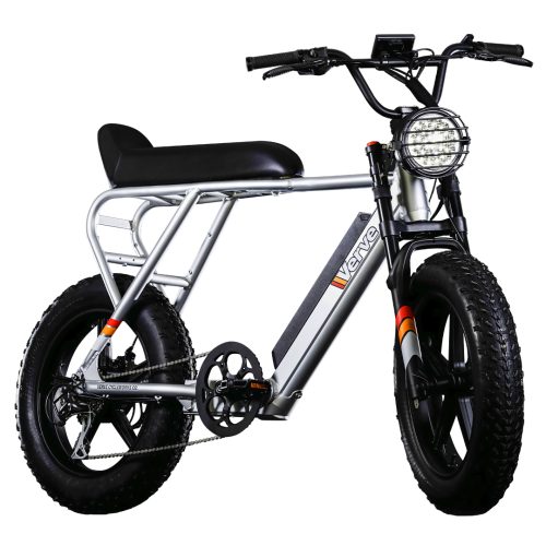 Verve Pantera Mattsilber Das Verve Pantera in Mattsilber/Weiß ist das Prunkstück von Verve und derzeit eines unserer besten Elektro-Fatbikes. Sie fahren mit dem Verve Pantera ohne obligatorische Versicherung (wir empfehlen eine), einen Führerschein und jedes Alter kann dieses Elektrofahrrad fahren. Der herausnehmbare Akku hat eine Reichweite von bis zu 70 Kilometern und eine Geschwindigkeit von 25 km/h. Der Verve Pantera verfügt über eine integrierte Beleuchtung und einen stabilen Sattel für lange Fahrten.