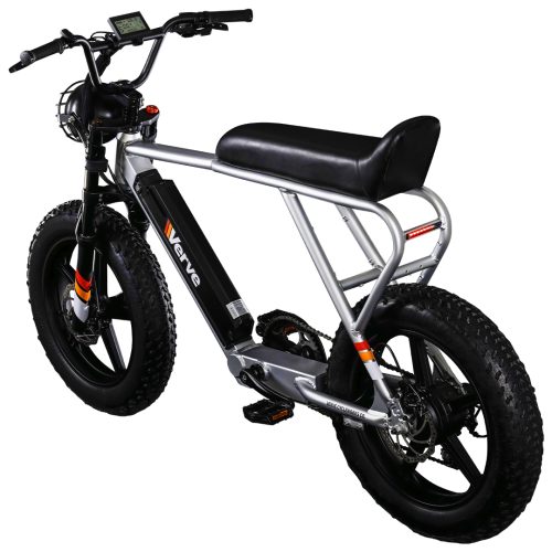 Verve Pantera Mattsilber Das Verve Pantera in Mattsilber/Weiß ist das Prunkstück von Verve und derzeit eines unserer besten Elektro-Fatbikes. Sie fahren mit dem Verve Pantera ohne obligatorische Versicherung (wir empfehlen eine), einen Führerschein und jedes Alter kann dieses Elektrofahrrad fahren. Der herausnehmbare Akku hat eine Reichweite von bis zu 70 Kilometern und eine Geschwindigkeit von 25 km/h. Der Verve Pantera verfügt über eine integrierte Beleuchtung und einen stabilen Sattel für lange Fahrten.