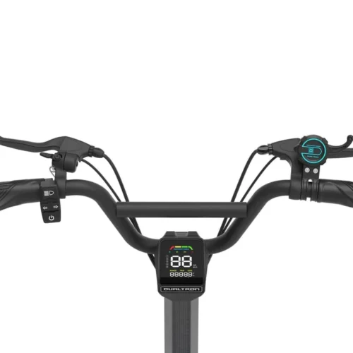 Dualtron TOGO EY2 Der Dualtron TOGO, eine der robustesten Stufen der Marke Dualtron mit einem Preisschild, zu dem man nicht nein sagen kann. Mit langlebigen, hochwertigen Komponenten und in 4 Versionen erhältlich. Mit einem modernen Design und fortschrittlichen Funktionen bietet der Dualtron TOGO einen EY2-Bildschirm mit Bluetooth-Anwendung und Spritzwasserschutz. Ausgestattet mit einem 400W Motor in der 36V Version und 650W in der 48V Version. Mit einer Höchstgeschwindigkeit von 25km/h (35km/h bei voller Entriegelung) und einer Reichweite von über 50 Kilometern ist das Dualtron TOGO Ihr bester Partner für tägliche Fahrten in der Stadt.