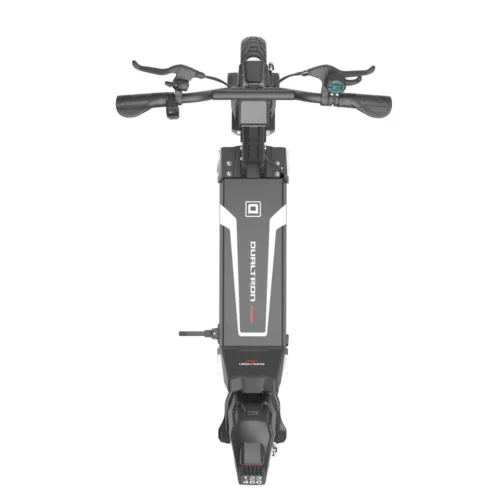 Dualtron TOGO EY2 Der Dualtron TOGO, eine der robustesten Stufen der Marke Dualtron mit einem Preisschild, zu dem man nicht nein sagen kann. Mit langlebigen, hochwertigen Komponenten und in 4 Versionen erhältlich. Mit einem modernen Design und fortschrittlichen Funktionen bietet der Dualtron TOGO einen EY2-Bildschirm mit Bluetooth-Anwendung und Spritzwasserschutz. Ausgestattet mit einem 400W Motor in der 36V Version und 650W in der 48V Version. Mit einer Höchstgeschwindigkeit von 25km/h (35km/h bei voller Entriegelung) und einer Reichweite von über 50 Kilometern ist das Dualtron TOGO Ihr bester Partner für tägliche Fahrten in der Stadt.