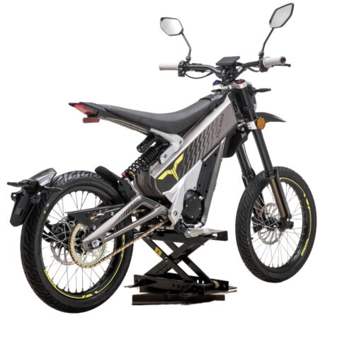 Talaria XXX Die Talaria XXX ist ein leistungsstarkes elektrisches Dirtbike, ideal für Offroad-Abenteuer und städtische Fahrten. Mit einem kraftvollen 2500W-Motor bietet dieses E-Bike beeindruckende Leistung und eine Höchstgeschwindigkeit von etwa 75 km/h. Ausgestattet mit einer langlebigen 60V - 45 Ah Batterie hat die Talaria XXX eine Reichweite von bis zu 80 km, abhängig vom Gelände und Fahrstil. Das robuste Design, kombiniert mit fortschrittlicher Federung und Scheibenbremsen, sorgt für maximale Kontrolle und Fahrkomfort, auch auf unebenem Gelände. Wenn du das Modell mit Kennzeichen kaufst, erhältst du das COC-Dokument und musst selbst ein Kennzeichen beantragen.