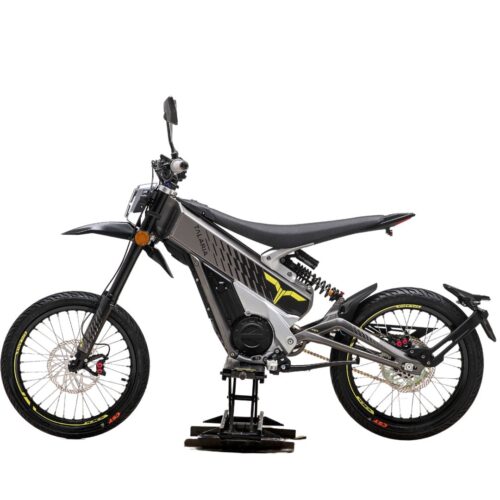 Talaria XXX Die Talaria XXX ist ein leistungsstarkes elektrisches Dirtbike, ideal für Offroad-Abenteuer und städtische Fahrten. Mit einem kraftvollen 2500W-Motor bietet dieses E-Bike beeindruckende Leistung und eine Höchstgeschwindigkeit von etwa 75 km/h. Ausgestattet mit einer langlebigen 60V - 45 Ah Batterie hat die Talaria XXX eine Reichweite von bis zu 80 km, abhängig vom Gelände und Fahrstil. Das robuste Design, kombiniert mit fortschrittlicher Federung und Scheibenbremsen, sorgt für maximale Kontrolle und Fahrkomfort, auch auf unebenem Gelände. Wenn du das Modell mit Kennzeichen kaufst, erhältst du das COC-Dokument und musst selbst ein Kennzeichen beantragen.