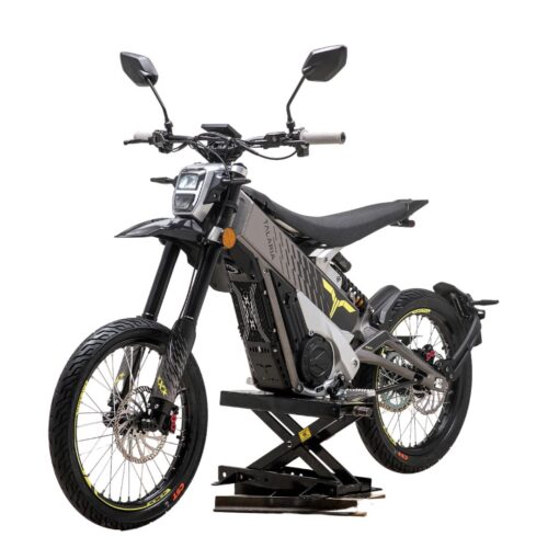 Talaria XXX Die Talaria XXX ist ein leistungsstarkes elektrisches Dirtbike, ideal für Offroad-Abenteuer und städtische Fahrten. Mit einem kraftvollen 2500W-Motor bietet dieses E-Bike beeindruckende Leistung und eine Höchstgeschwindigkeit von etwa 75 km/h. Ausgestattet mit einer langlebigen 60V - 45 Ah Batterie hat die Talaria XXX eine Reichweite von bis zu 80 km, abhängig vom Gelände und Fahrstil. Das robuste Design, kombiniert mit fortschrittlicher Federung und Scheibenbremsen, sorgt für maximale Kontrolle und Fahrkomfort, auch auf unebenem Gelände. Wenn du das Modell mit Kennzeichen kaufst, erhältst du das COC-Dokument und musst selbst ein Kennzeichen beantragen.