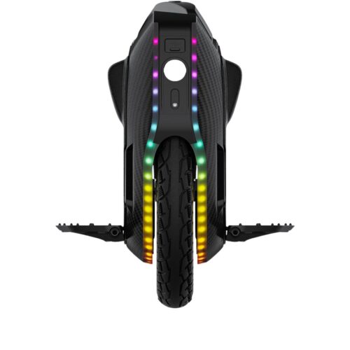 KingSong 16X KingSong 16X Der KingSong 16X ist ein leistungsstarkes elektrisches Einrad, ideal sowohl für den Stadtverkehr als auch für längere Fahrten. Mit einem 2200W-Motor und einer 1554Wh-Batterie erreicht er eine Höchstgeschwindigkeit von 50 km/h und eine beeindruckende Reichweite von bis zu 160 km mit einer einzigen Ladung. Das 16-Zoll-Rad mit einer Breite von 3 Zoll bietet eine perfekte Balance zwischen Wendigkeit und Stabilität, was für eine reibungslose und stabile Fahrerfahrung sorgt. Die verbesserten Wabenpedale erhöhen den Grip und den Komfort während der Fahrt. Zusätzlich ist der 16X mit leistungsstarken 5W 800lm-Frontlichtern ausgestattet, die für sicheres Fahren im Dunkeln sorgen, sowie mit integrierten Lautsprechern für ein immersives Klangerlebnis. Über die KingSong-App kannst du dich einfach per Bluetooth verbinden, um den Fahrzeugstatus, die Batterieinformationen und die Beleuchtung zu verwalten. Mit einem Gewicht von 24,3 kg und einer maximalen Steigungsfähigkeit von 35° ist der KingSong 16X für verschiedenste Terrains und Fahrstile bestens geeignet.