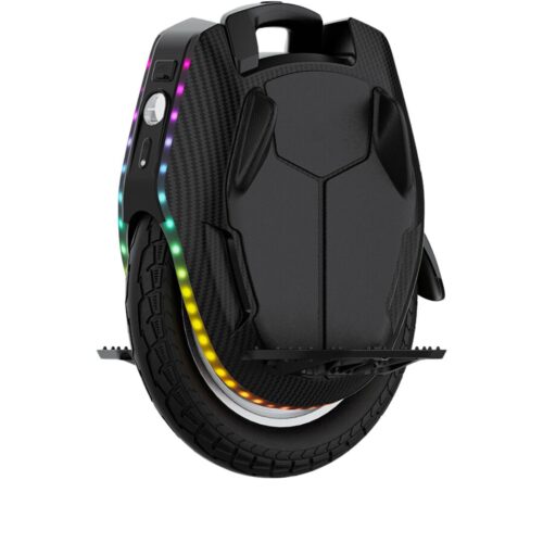 KingSong 16X KingSong 16X Der KingSong 16X ist ein leistungsstarkes elektrisches Einrad, ideal sowohl für den Stadtverkehr als auch für längere Fahrten. Mit einem 2200W-Motor und einer 1554Wh-Batterie erreicht er eine Höchstgeschwindigkeit von 50 km/h und eine beeindruckende Reichweite von bis zu 160 km mit einer einzigen Ladung. Das 16-Zoll-Rad mit einer Breite von 3 Zoll bietet eine perfekte Balance zwischen Wendigkeit und Stabilität, was für eine reibungslose und stabile Fahrerfahrung sorgt. Die verbesserten Wabenpedale erhöhen den Grip und den Komfort während der Fahrt. Zusätzlich ist der 16X mit leistungsstarken 5W 800lm-Frontlichtern ausgestattet, die für sicheres Fahren im Dunkeln sorgen, sowie mit integrierten Lautsprechern für ein immersives Klangerlebnis. Über die KingSong-App kannst du dich einfach per Bluetooth verbinden, um den Fahrzeugstatus, die Batterieinformationen und die Beleuchtung zu verwalten. Mit einem Gewicht von 24,3 kg und einer maximalen Steigungsfähigkeit von 35° ist der KingSong 16X für verschiedenste Terrains und Fahrstile bestens geeignet.