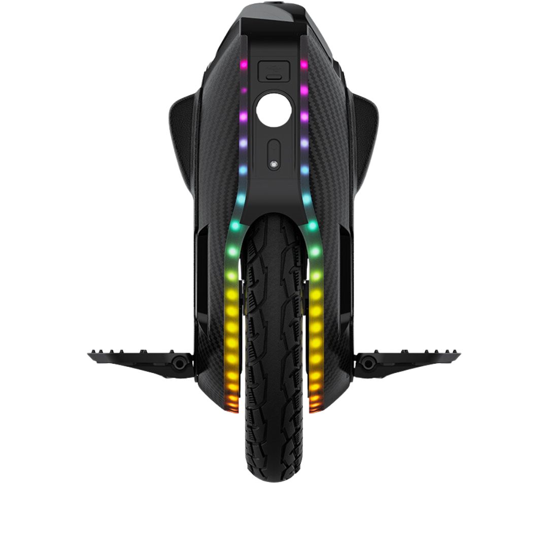 KingSong 16X KingSong 16X Der KingSong 16X ist ein leistungsstarkes elektrisches Einrad, ideal sowohl für den Stadtverkehr als auch für längere Fahrten. Mit einem 2200W-Motor und einer 1554Wh-Batterie erreicht er eine Höchstgeschwindigkeit von 50 km/h und eine beeindruckende Reichweite von bis zu 160 km mit einer einzigen Ladung. Das 16-Zoll-Rad mit einer Breite von 3 Zoll bietet eine perfekte Balance zwischen Wendigkeit und Stabilität, was für eine reibungslose und stabile Fahrerfahrung sorgt. Die verbesserten Wabenpedale erhöhen den Grip und den Komfort während der Fahrt. Zusätzlich ist der 16X mit leistungsstarken 5W 800lm-Frontlichtern ausgestattet, die für sicheres Fahren im Dunkeln sorgen, sowie mit integrierten Lautsprechern für ein immersives Klangerlebnis. Über die KingSong-App kannst du dich einfach per Bluetooth verbinden, um den Fahrzeugstatus, die Batterieinformationen und die Beleuchtung zu verwalten. Mit einem Gewicht von 24,3 kg und einer maximalen Steigungsfähigkeit von 35° ist der KingSong 16X für verschiedenste Terrains und Fahrstile bestens geeignet.