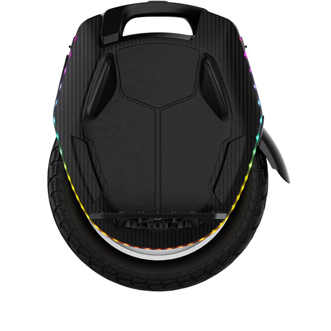 KingSong 16X KingSong 16X Der KingSong 16X ist ein leistungsstarkes elektrisches Einrad, ideal sowohl für den Stadtverkehr als auch für längere Fahrten. Mit einem 2200W-Motor und einer 1554Wh-Batterie erreicht er eine Höchstgeschwindigkeit von 50 km/h und eine beeindruckende Reichweite von bis zu 160 km mit einer einzigen Ladung. Das 16-Zoll-Rad mit einer Breite von 3 Zoll bietet eine perfekte Balance zwischen Wendigkeit und Stabilität, was für eine reibungslose und stabile Fahrerfahrung sorgt. Die verbesserten Wabenpedale erhöhen den Grip und den Komfort während der Fahrt. Zusätzlich ist der 16X mit leistungsstarken 5W 800lm-Frontlichtern ausgestattet, die für sicheres Fahren im Dunkeln sorgen, sowie mit integrierten Lautsprechern für ein immersives Klangerlebnis. Über die KingSong-App kannst du dich einfach per Bluetooth verbinden, um den Fahrzeugstatus, die Batterieinformationen und die Beleuchtung zu verwalten. Mit einem Gewicht von 24,3 kg und einer maximalen Steigungsfähigkeit von 35° ist der KingSong 16X für verschiedenste Terrains und Fahrstile bestens geeignet.