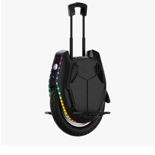 KingSong 16XS Der KingSong 16XS ist ein elektrisches Einrad, das Kraft und Komfort kombiniert und sowohl für Anfänger als auch für erfahrene Fahrer ideal ist. Mit einem 777Wh-Akku bietet er eine Reichweite von bis zu 70 km und erreicht eine Höchstgeschwindigkeit von 45 km/h. Der 2000W-Motor sorgt für starke Leistung, während das 16” x 3” extra breite Rad für Stabilität und Wendigkeit sorgt. Mit einem Gewicht von 22 kg ist der 16XS leicht zu transportieren. Ausgestattet mit hellen Front- und Rücklichtern sowie anpassbarer RGB-Beleuchtung, bietet er sowohl Sichtbarkeit als auch Stil. Die hohe Bodenfreiheit von fast 18 cm erleichtert das Fahren auf unterschiedlichem Terrain. Der KingSong 16XS überzeugt durch eine hochwertige Verarbeitung und ein komfortables Fahrgefühl, was ihn zur idealen Wahl für den Stadtverkehr und abenteuerliche Fahrten macht.