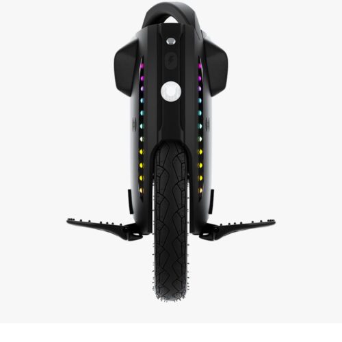 KingSong 18L Der KingSong 18L ist ein leistungsstarkes elektrisches Einrad, das sowohl für den Stadtverkehr als auch für abenteuerlustige Fahrer entwickelt wurde. Mit einem 2200W-Motor und einer 1036Wh-Batterie erreicht er eine Höchstgeschwindigkeit von 50 km/h und bietet eine Reichweite von bis zu 110 kmDas 18-Zoll-Rad sorgt für Stabilität und Wendigkeit, während die verbesserten Wabenpedale zusätzlichen Grip und Komfort bieten. Dank der integrierten Lautsprecher kannst du während der Fahrt hochwertigen Sound genießen. Mit der KingSong-App kannst du dich ganz einfach per Bluetooth verbinden, um den Fahrzeugstatus, die Batterieinformationen und die Beleuchtungseinstellungen zu überwachen. Der 18L wiegt 21,6 kg und kann Steigungen von bis zu 35° bewältigen, was ihn ideal für verschiedene Terrains und Fahrstile macht.