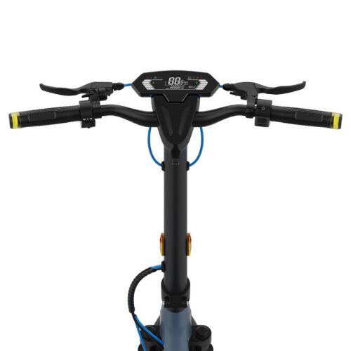 KingSong N12 Pro Der KingSong N12 Pro ist ein Elektroroller, der für Fahrer entwickelt wurde, die keine Kompromisse eingehen wollen. Mit seinem leistungsstarken Motor, der großen Reichweite und der fortschrittlichen Federung ist dieser E-Scooter sowohl für den täglichen Arbeitsweg als auch für abenteuerliche Fahrten außerhalb der Stadt bestens geeignet. Die Kombination aus Leistung, Sicherheit und Komfort macht den N12 Pro zu einem der vollständigsten E-Scooter seiner Klasse. Wichtigste Merkmale: •1000W bürstenloser Motor (2400W Spitzenleistung) •Höchstgeschwindigkeit bis zu 50 km/h •Reichweite bis zu 80 km •Scheibenbremsen für kraftvolles und sicheres Bremsen •Doppelfederung vorne und hinten für maximalen Fahrkomfort •Robuste 10-Zoll-Luftreifen mit Profil für zusätzlichen Grip •Intelligentes LCD-Display mit Echtzeit-Fahrinformationen •Smartphone-Konnektivität über die KingSong-App •Geeignet für Steigungen bis zu 30 % •Klappbares Design mit stabilem Ständer